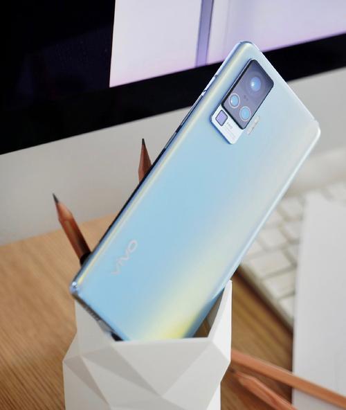 手机后盖设计越来越丑？vivo X50系列的“微云台”妙想或许指明了方向